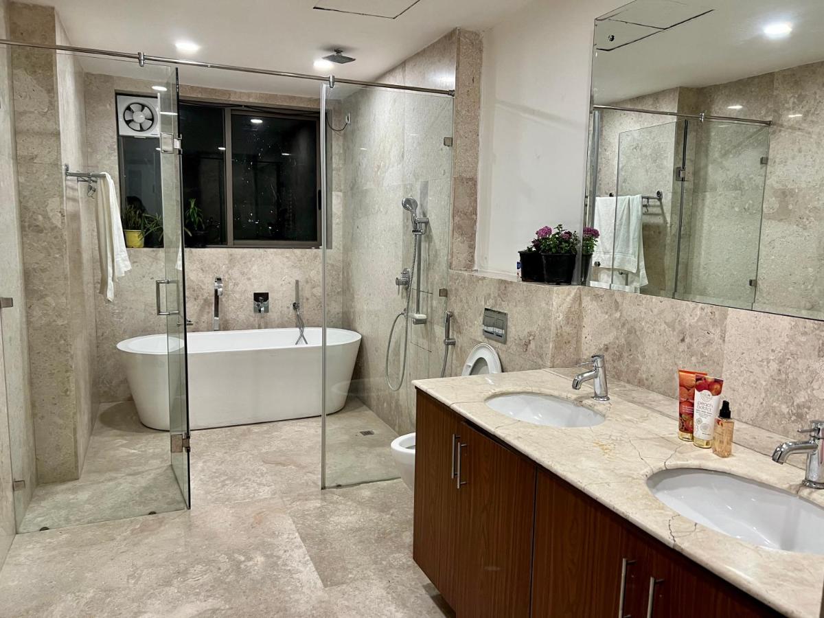 Guest house Luxury Master Bedroom With Bathtub N Private Entry Best For Parties
